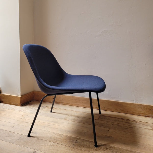 Toonzaalmodel Fiber loungestoel blauwe stof