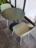 Toonzaalmodel Muuto tuinset groen tafel rond met 2 stoelen