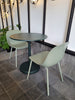 Toonzaalmodel Muuto tuinset groen tafel rond met 2 stoelen