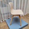 Toonzaalmodel About A Chair AAC 13 stoel houten poten en bolgheri stof