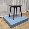 Toonzaalmodel Fiber stool kruk houten poten zwart