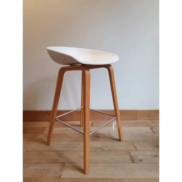 Toonzaalmodel About A Stool AAS32 Barkruk H65 - eik en wit